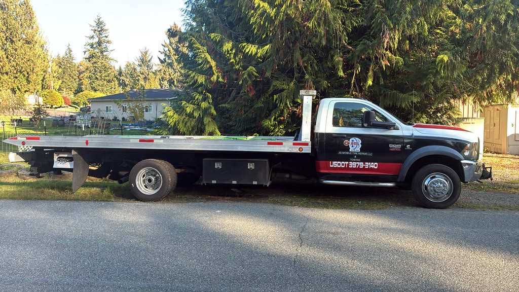 JG Mobile Tire Repair flatbed tow truck